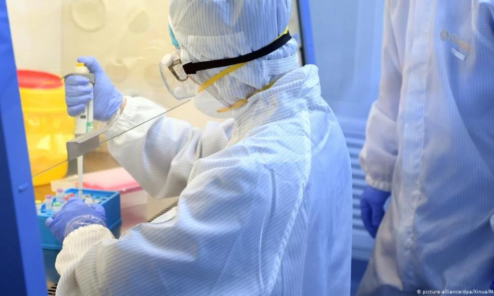 Πρώην διευθυντής CDC για κορονοϊό: "Ξέφυγε από εργαστήριο της Ουχάν"